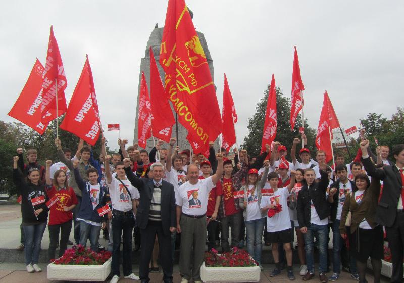 Москва. Красные в городе: комсомольцы за Мельникова!