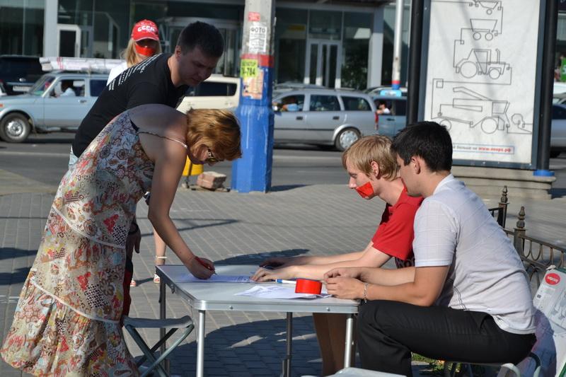 Астраханские коммунисты и комсомольцы провели пикет с требованием отставки правительства
