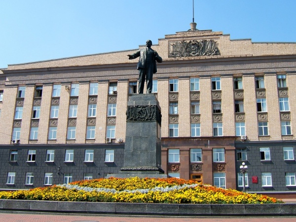 Г.А. Зюганов возложил цветы к памятнику Ленину в городе Орле