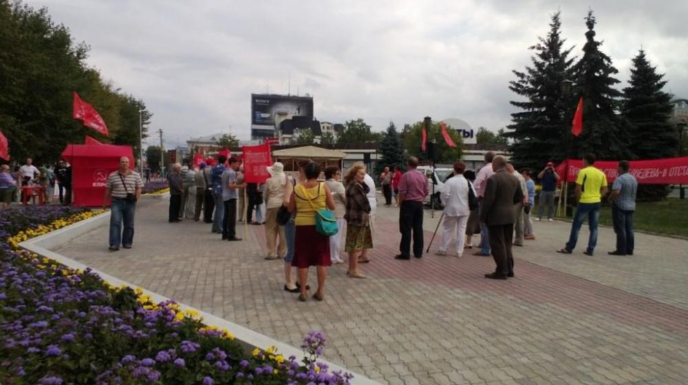 Пермские коммунисты провели митинг с требованием отставки правительства Медведева