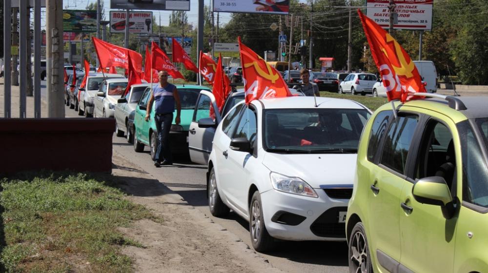 В Волгограде прошел автопробег, посвященный отставке правительства РФ