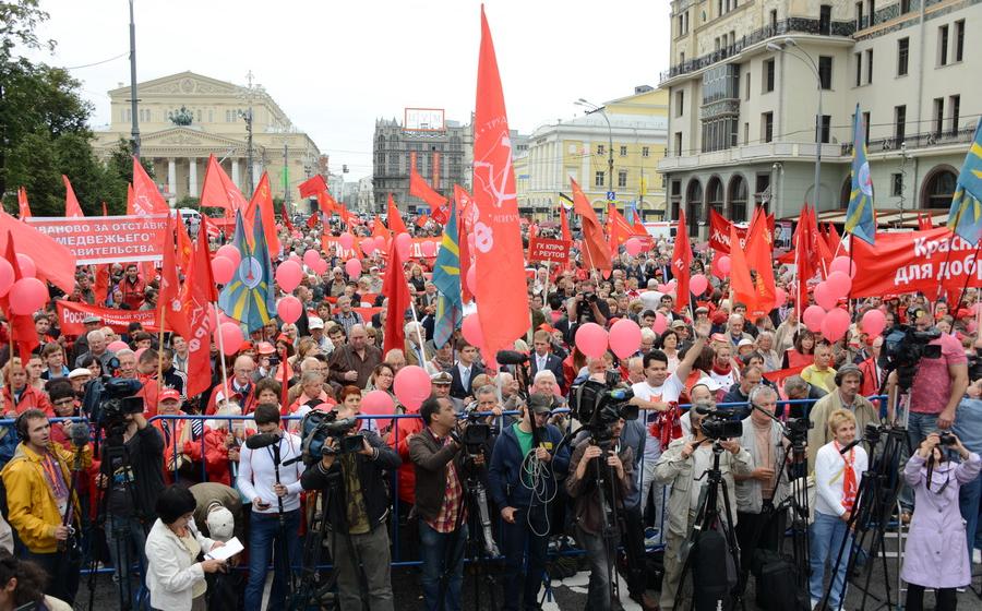 "Такой премьер нам нужен, как хрен на ужин!" Пять тысяч москвичей вышли на Театральную площадь, требуя отставки правительства Медведева