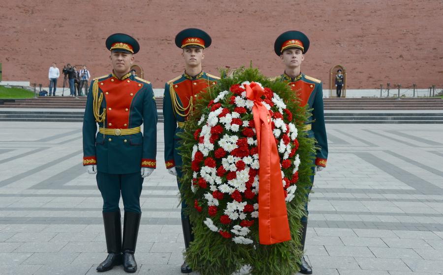 Возложение цветов к Могиле Неизвестного солдата у Кремлевской стены в связи с 68-й годовщиной Победы над милитаристской Японией