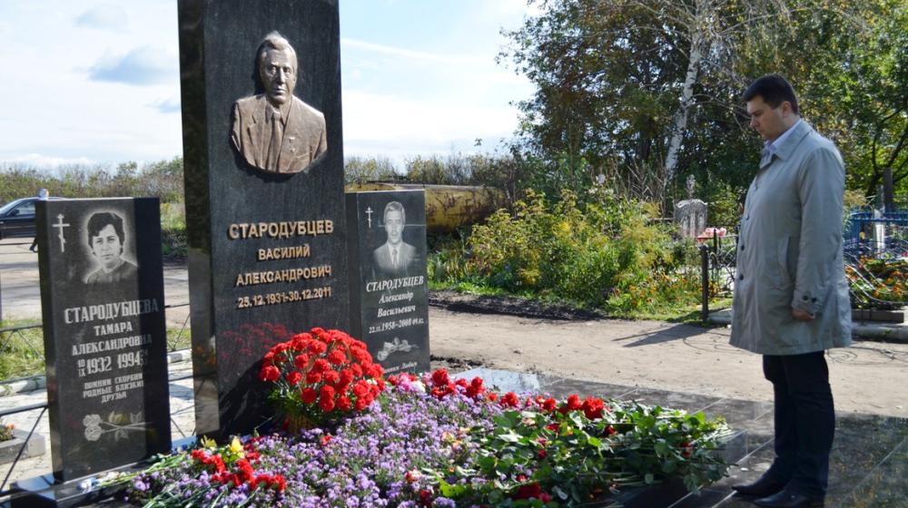 Тульская область. На могиле В.А.Стародубцева в селе Спасское Новомосковского района открыт памятник