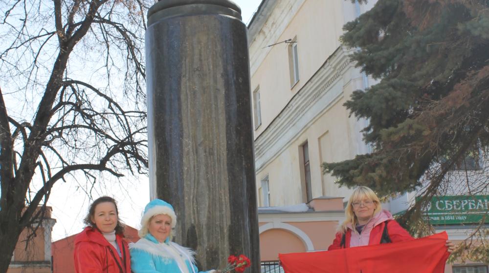 В юбилейный год А.Н.Островского депутат Госдумы А.А.Пономарёв поздравил актёров костромского театра, носящего имя известного русского драматурга, с началом театрального сезона