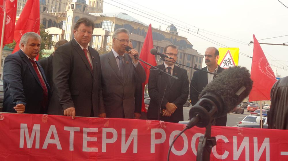 «Сирии – да! Агрессии – нет!». Коммунисты провели митинг возле посольства США в Москве