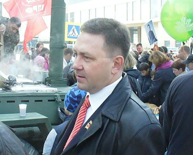 Выборы мэра Владивостока проходят при явке менее 5%. На стендах в УИК представлена информация, дискредитирующая кандидата КПРФ Олега Вельгодского. Ждем решения суда