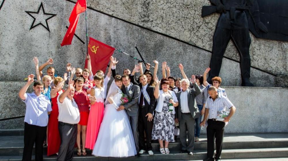 Комсомольская семья. В городе Бийске Алтайского края состоялась «Красная свадьба»