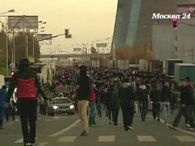 Очередные массовые волнения в Москве в связи с бездействием полиции и властей, бесчинствами мигрантов. Толпа в Бирюлеве разгромила торговый центр и прорвалась на овощебазу