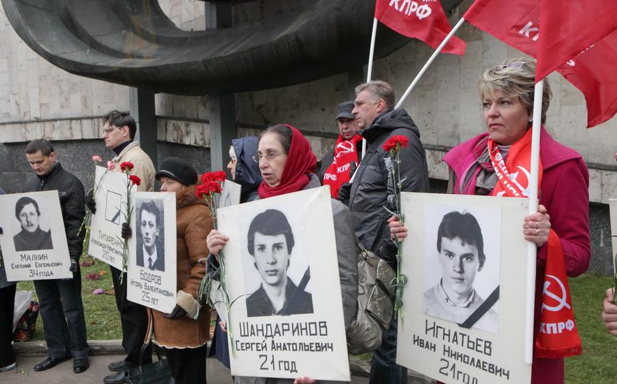 Москва. Панихида по погибшим в ходе расстрела демонстрации в Останкино 3 октября 1993 года