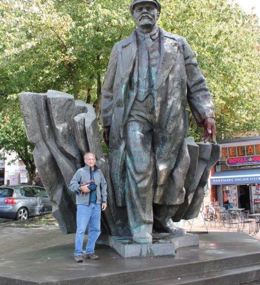 США. Ежегодно жители Сиэтла возлагают цветы к памятнику Ленину 