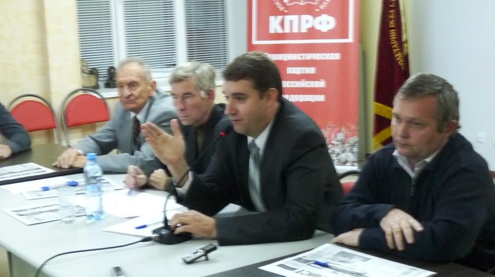 Саратовские коммунисты провели городскую конференцию, посвященную 20-й годовщине расстрела Верховного Совета РСФСР