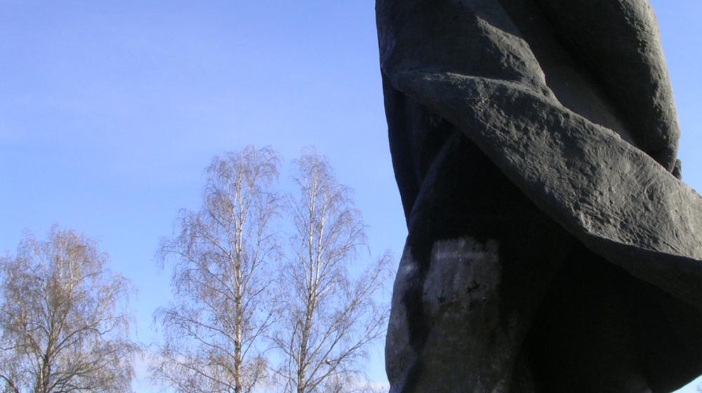 Коммунисты отчистили памятник В.И.Ленину в Горках, испачканный вандалами