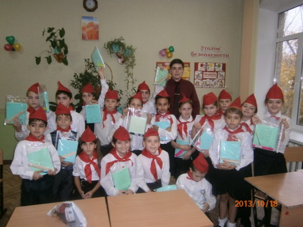 Самарские комсомольцы поздравили учителей и учащихся с юбилеем школы