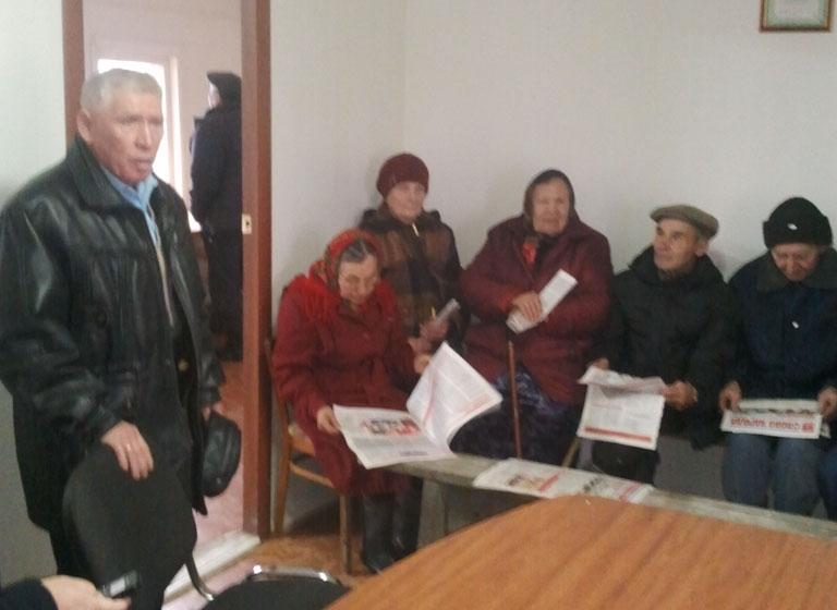 Депутат-коммунист помогает в строительстве клуба в деревне Тараканова Тюменской обласи