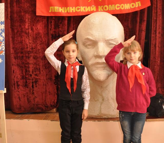 Мы выступаем за комсомолом! В Санкт-Петербург прибыла группа пионеров из Нижнего Новгорода
