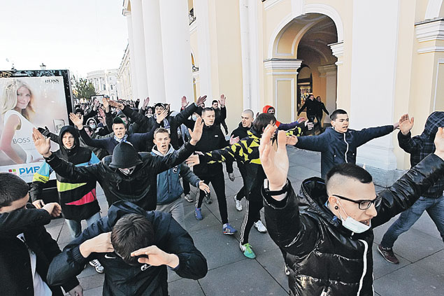 Дети играют в войнушку против… мигрантов. Смерть питерской девочки от кулаков ее ровесника-дагестанца разожгла «дружбу народов» в городской школе