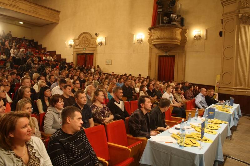 «Не нравится царь — голосуй за Зюганова»: Анатолий Локоть вручил команде СибГУТИ приз за лучшую политическую шутку «КВН-Сибирь»