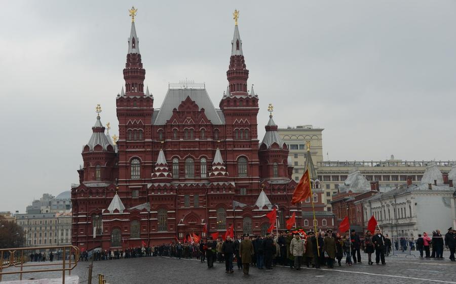 6 ноября 2013 года в честь 96-й годовщины Великой Октябрьской социалистической революции ЦК и МГК КПРФ возложили цветы к Мавзолею Владимира Ильича Ленина на Красной площади
