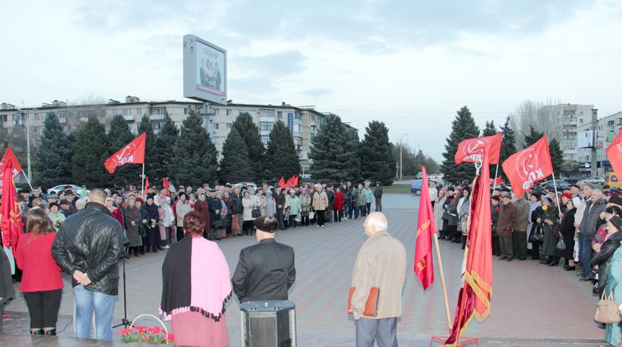 Волгоградская область. Волжане отметили годовщину Великой Октябрьской Социалистической революции митингом, организованным коммунистами и комсомольцами