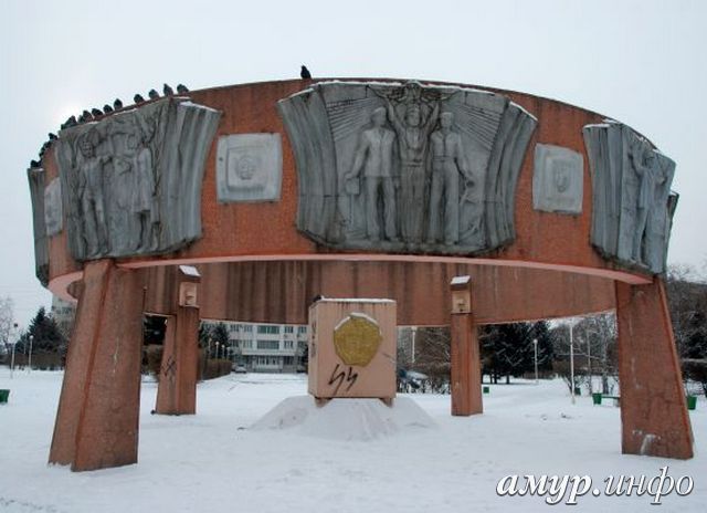 В Благовещенске осквернен памятник В.И. Ленину. Местные власти не способны пресечь уличный вандализм 