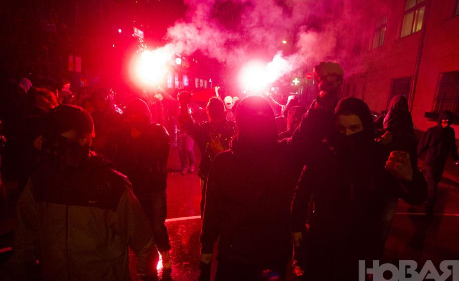 newsru.com: Зюганов в годовщину революции требует отставки правительства, собрав два миллиона подписей россиян, обиженный Жириновский жалуется в Твиттере