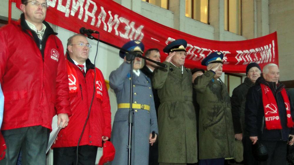 В Курске 7 ноября были демонстрация, митинг и праздничный салют
