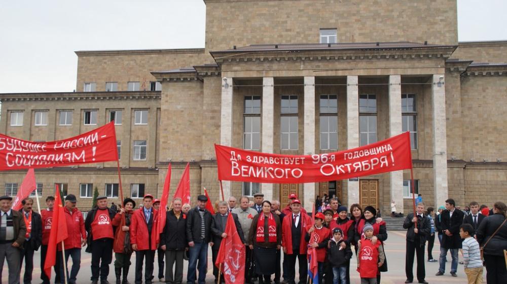 И вновь продолжается бой! 7 ноября 2013 года в Карачаево-Черкесии состоялись митинги, возложения цветов и собрания, объединенные массовым автопробегом