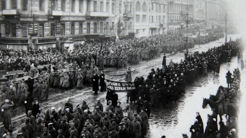 Коммунисты Татарстана, несмотря на запрет властей, прошли колонной к памятнику Ленину