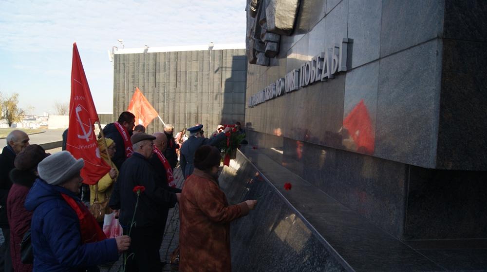 Годовщину контрнаступления советских войск под Сталинградом коммунисты отметили автопробегом 