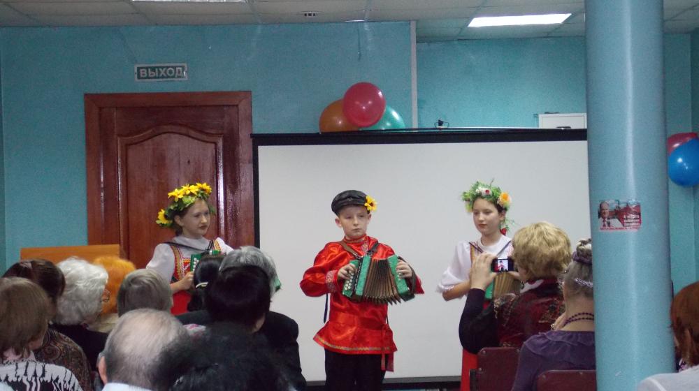 Барнаульские коммунисты провели праздничный вечер в День матери 