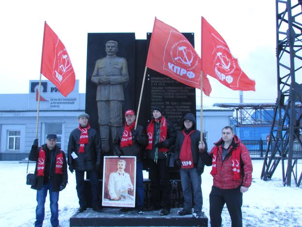 Кемеровская область, город Новокузнецк. Коммунисты города возложили цветы обелиску Иосифа Сталина и провели пикет за отставку Правительства