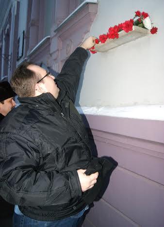 В День рождения И.В. Сталина кировчане возложили цветы к мемориальной доске на доме, где жил и работал Иосиф Виссарионович