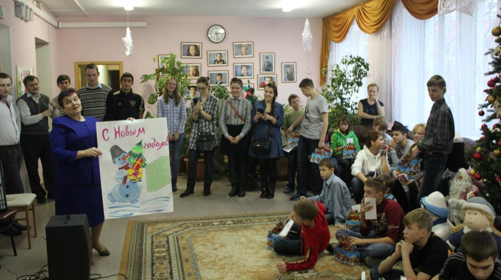 Московские комсомольцы в канун Нового года проводят детские утренники в школах