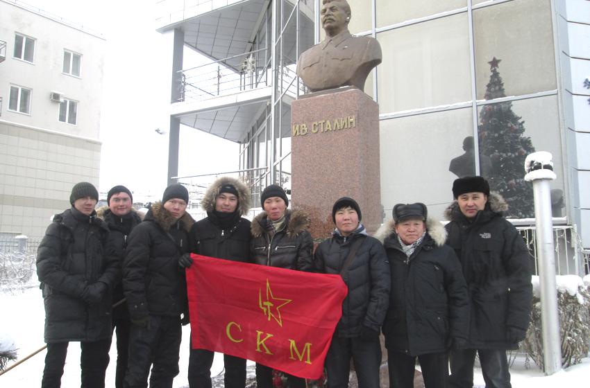 Якутские коммунисты возложили цветы к памятнику И.В. Сталина