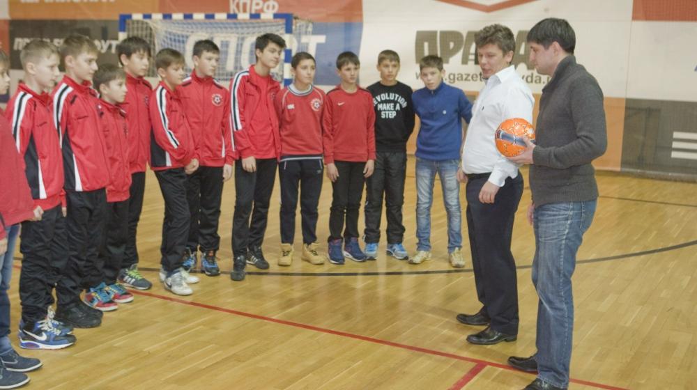 Спортивный клуб КПРФ  подарил новогодние подарки подшефному детскому дому и воспитанникам детско-юношеской спортшколы