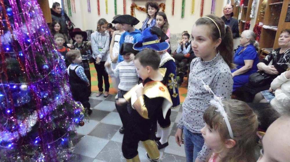 Обкомовская елка. Тюменские коммунисты провели новогодний утренник 