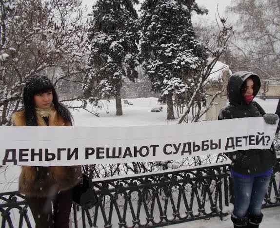В Ульяновске прошел пикет под лозунгом «Единая Россия, извини, что мы рожали!»