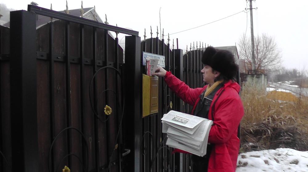 В канун Нового года белгородские коммунисты распространяют партийные газеты «Правда» и «Слово коммуниста»	