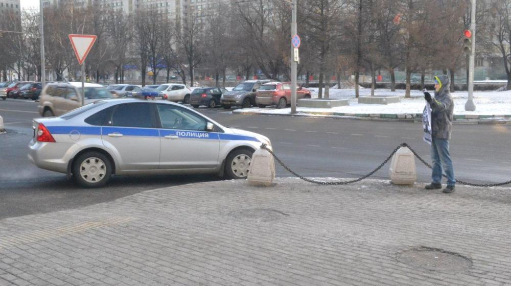 Московские коммунисты и комсомольцы проводят серию одиночных пикетов возле Министерства внутренних дел РФ в поддержку саратовских товарищей