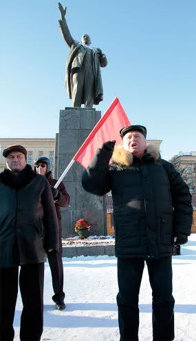 Воронеж. Красные гвоздики Ильичу