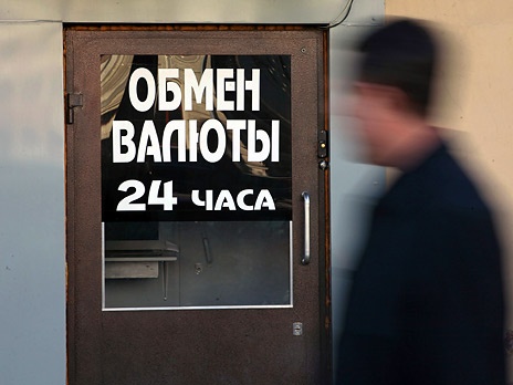 Рубль стремительно обесценивается, но Кремль и Центробанк делают вид, что всё идет по плану
