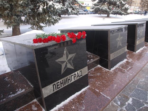 Коммунисты Тульской области возложили цветы к стеле в честь города-героя Ленинграда