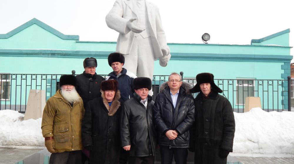 «В ленинизме – наша сила! Победа наша – в борьбе! 2017- быть!». В годовщину смерти Ленина барнаульские коммунисты провели траурный митинг