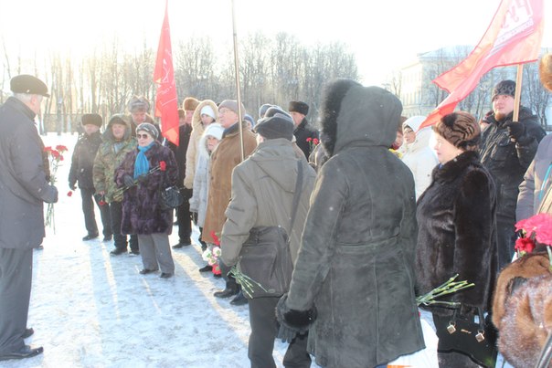 Новгородские коммунисты возложили цветы к памятнику В. И. Ленину