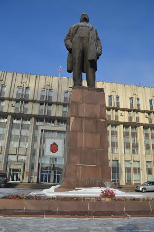 Ни мороз, ни запреты не помешали тульским коммунистам возложить цветы к памятнику В.И.Ленину на площади, носящей его имя