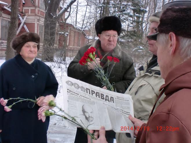 В день памяти В.И. Ленина коммунисты Приморского района Петербурга возложили цветы к монументу вождю, установленному у проходной абразивного завода «Ильич» на набережной Черной речки