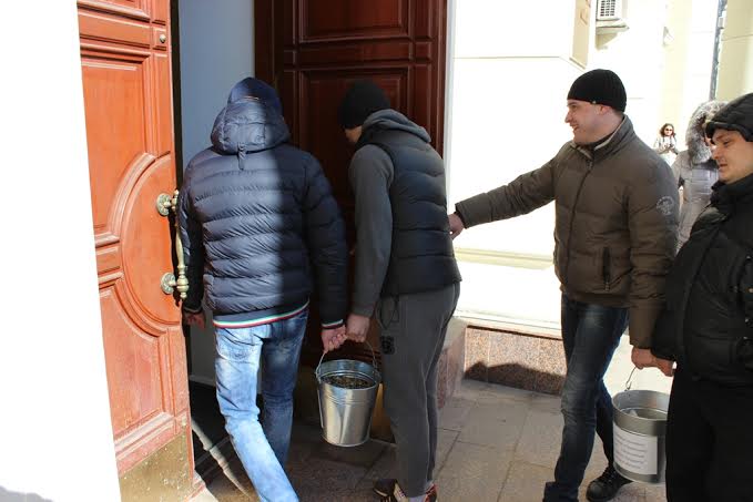 Волгоградцы собрали на билет для губернатора два ведра мелочи