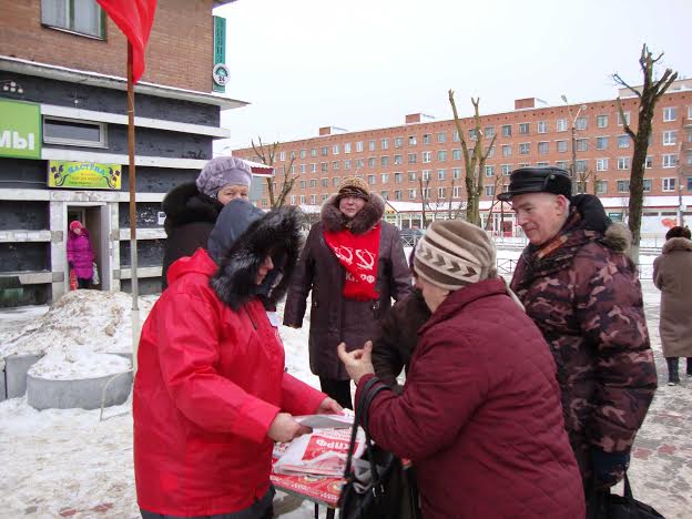 Ленинградская область. Коммунисты города Сланцы возглавили общегородскую колонну в день празднования юбилейной годовщины освобождения города от фашистских захватчиков