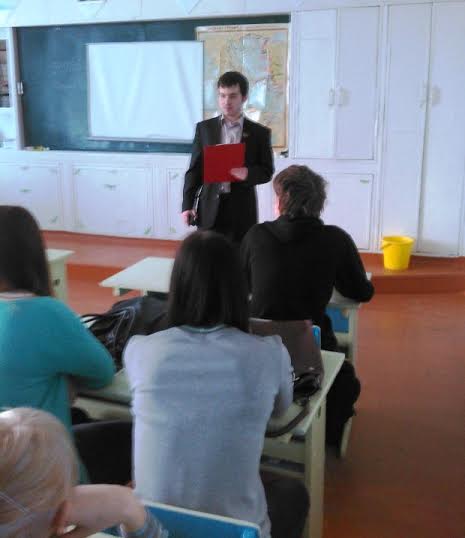 Белгородская область. Цикл уроков по патриотизму продолжается: в Губкинской школе обсудили подвиги молодежи в Великую Отечественную войну